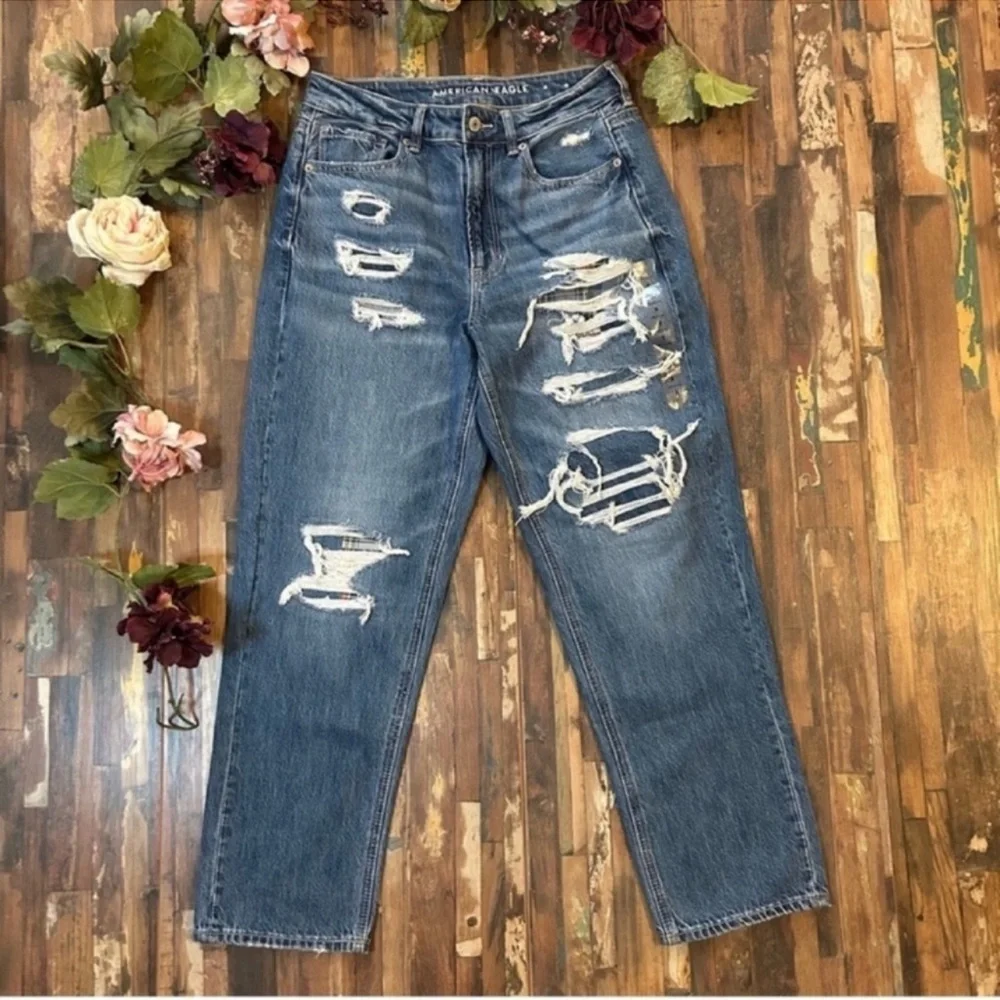 AMERICAN EAGLE NWT High Rise Distressed Plaid Patch Mom Jeans 8 - Picture 4 of 13